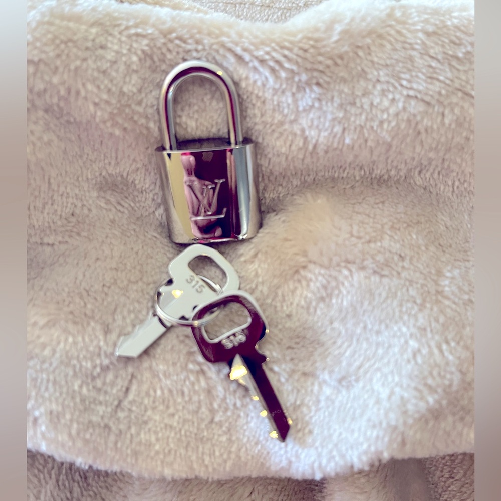 Silver LV lock & Key #315 excellent condition